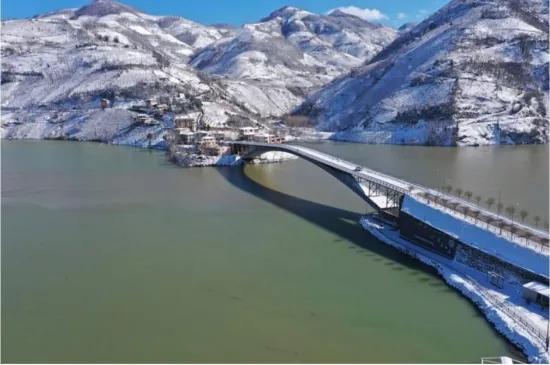 Verstecktes Paradies In Ayvacık mit grünem Flussblick Fichtenbaumgarten