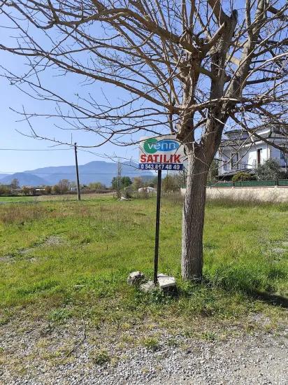 Okçular Mahallesi wird In "okçular Viertel" Übersetzt, Mahallesi bedeutet "viertel" und Okçular Ist ein geografischer Name, der unverändert bleibt. Die korrekte Übersetzung lautet also: Im Okçular-viertel zum Verkauf stehendes Grundstück oder Im Okçular-viertel zum Verkauf stehende Parzelle. Die genaue Übersetzung von "arsa" Ist "grundstück" oder "baugrundstück" und "satılık" bedeutet "zum Verkauf". Die endgültige Übersetzung lautet: Im Okçular-viertel zum Verkauf stehendes Grundstück.